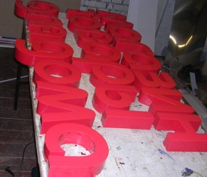 Световые буквы из красного полистирола