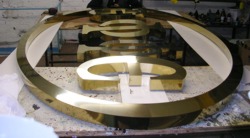 Металлический логотип с объемными буквами,нержавеющая сталь под золото.
